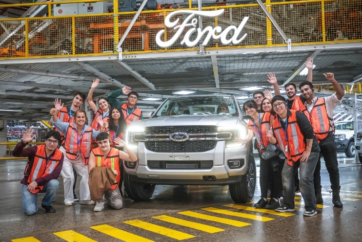Ford lanza un nuevo programa para formar jóvenes en desarrollo web y acercarlos al mundo laboral
